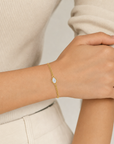 Macaron Drop Chain Bracelet - Gold Pear puesto en modelo - Queens Candy