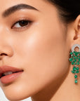 Aretes Queens Candy Sugar Cascade largos con zirconias verdes en forma de hoja y baño plateado sobre modelo