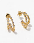 Aretes Queens Candy de doble aro en cobre bañado en oro con zirconias cúbicas brillantes en diseño circular.
