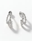 Aretes Queens Candy de doble aro en cobre plateado con zirconias cúbicas brillantes en diseño geométrico elegante