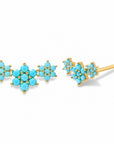Aretes Queens Candy tipo ear climber con tres flores de turquesa sintética y plata de ley 925 con baño de oro
