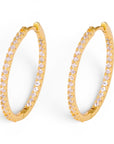 Aretes hoop Queens Candy de 26mm en cobre con baño dorado y zirconias brillantes incrustadas en todo el aro