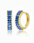 Aretes huggie Queens Candy de plata 925 con baño dorado y zirconias cúbicas azules en corte baguette