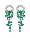 Aretes Queens Candy Sugar Cascade largos con zirconias verdes en forma de hoja y baño plateado sobre fondo blanco