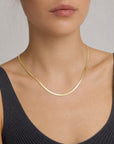 Herringbone Necklace - 925 - dorada puesta en modelo - Queens Candy