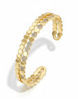 Pulsera cuff abierta Queens Candy con diseño de panal en tono dorado y detalles de zirconias cúbicas brillantes
