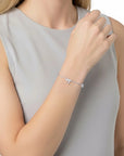 Pulsera Queens Candy de plata con dije de Hamsa y zirconias brillantes en la muñeca de una mujer