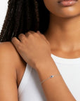 Pulsera Queens Candy Sweet Gaze de plata 925 con dije de ojo turco, zirconias azules y blancas en muñeca de mujer.