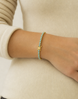 Turquoise Tennis Bracelet - 925 Silver con baño dorado puesta en modelo - Queens Candy