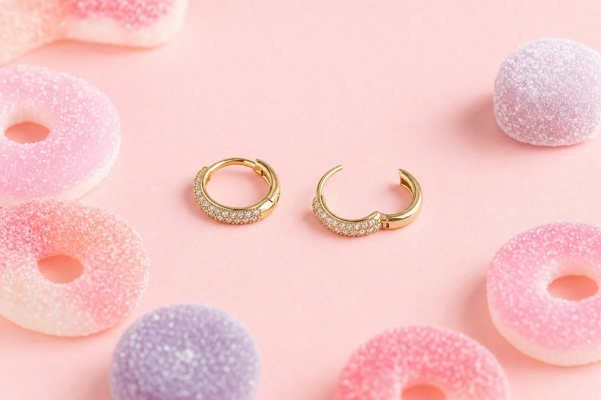 Argollas doradas con zirconias entre gomitas de colores