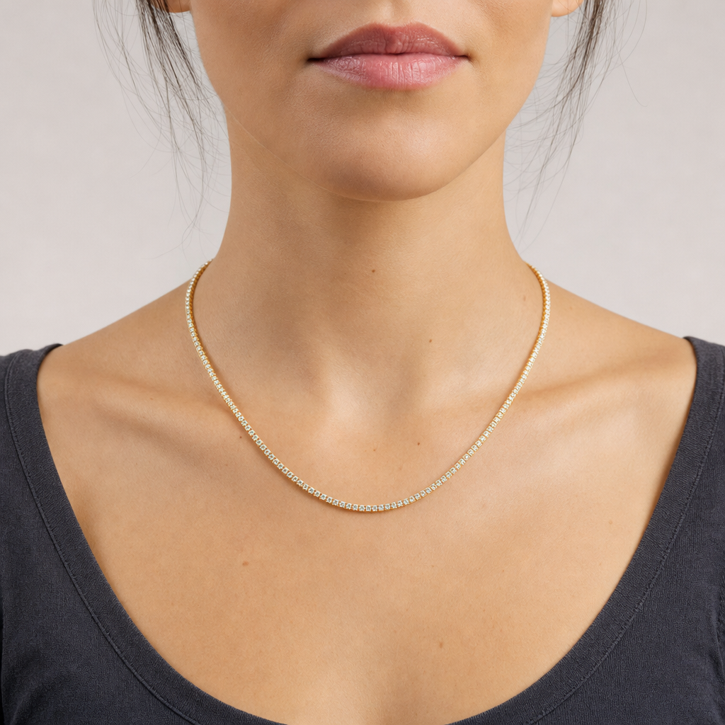 2mm Moissanite Tennis Necklace Gold de 18 pulgadas puesto en modelo - Queens Candy