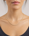 2mm Moissanite Tennis Necklace Gold de 18 pulgadas puesto en modelo - Queens Candy