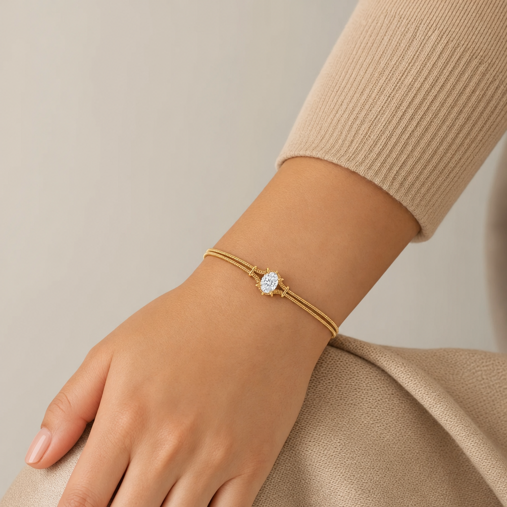 Macaron Drop Chain Bracelet - Gold Oval puesto en modelo - Queens Candy