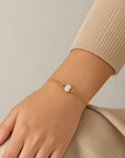 Macaron Drop Chain Bracelet - Gold Oval puesto en modelo - Queens Candy