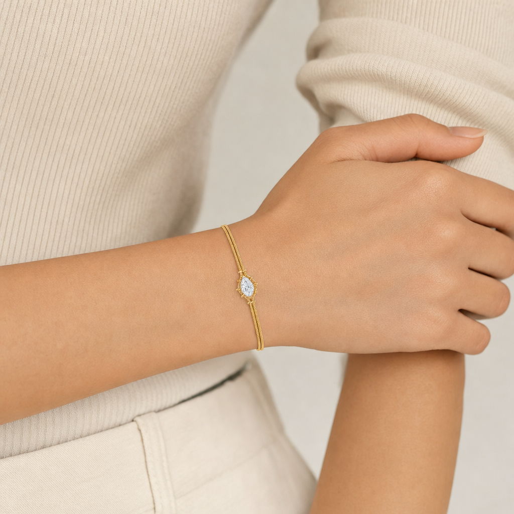 Macaron Drop Chain Bracelet - Gold Pear puesto en modelo - Queens Candy