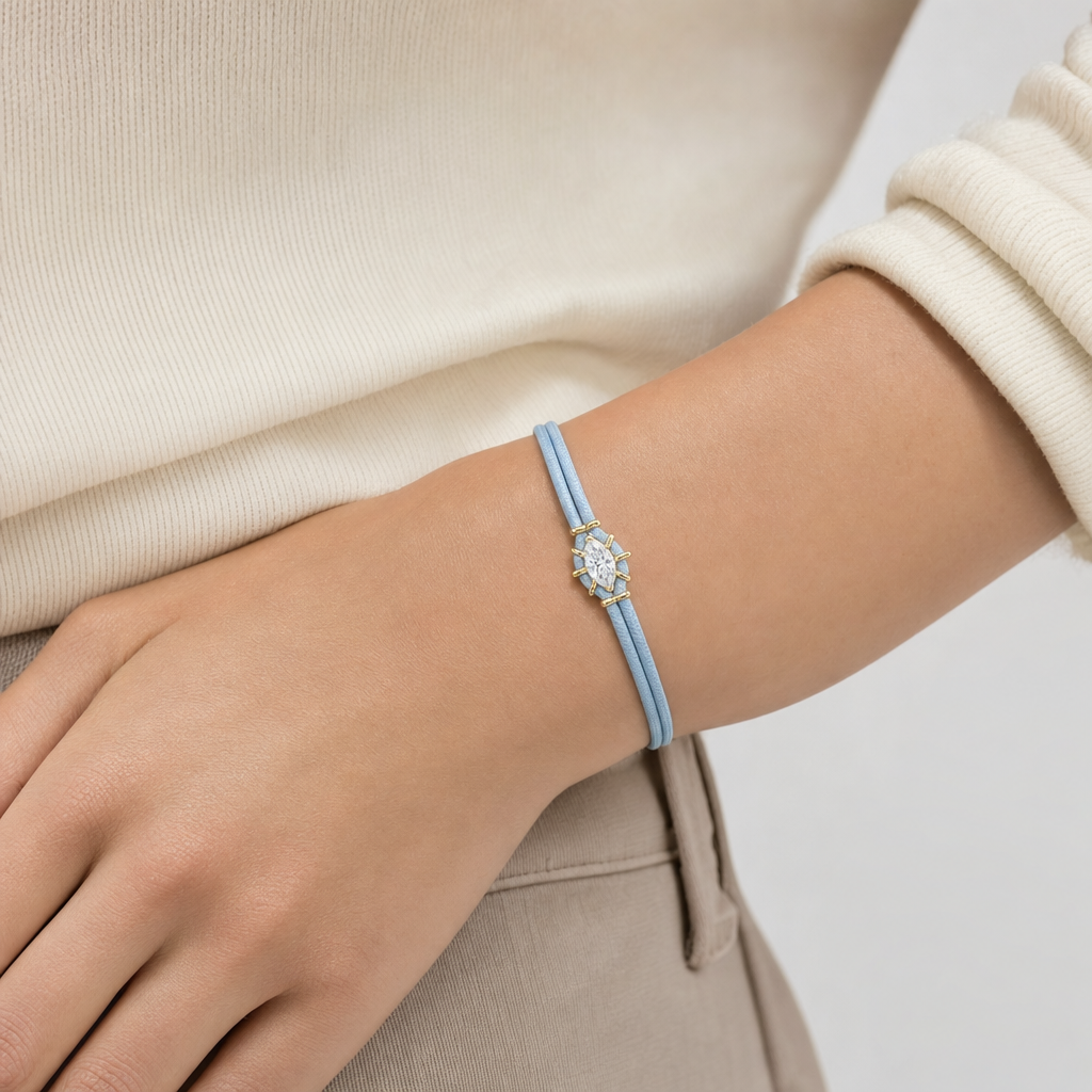 Macaron Drop Cord Bracelet - Blue puesto en modelo - Queens Candy