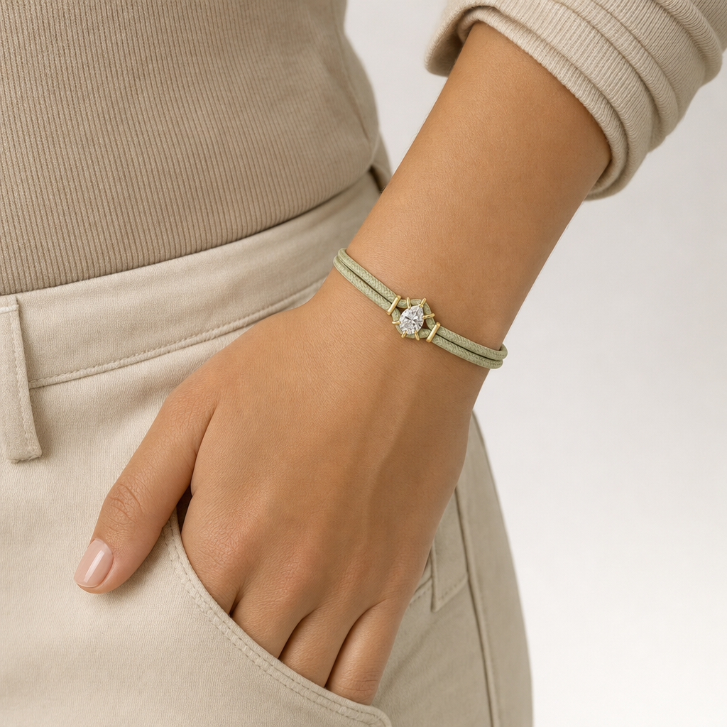 Macaron Drop Cord Bracelet - Green puesto en modelo - Queens Candy
