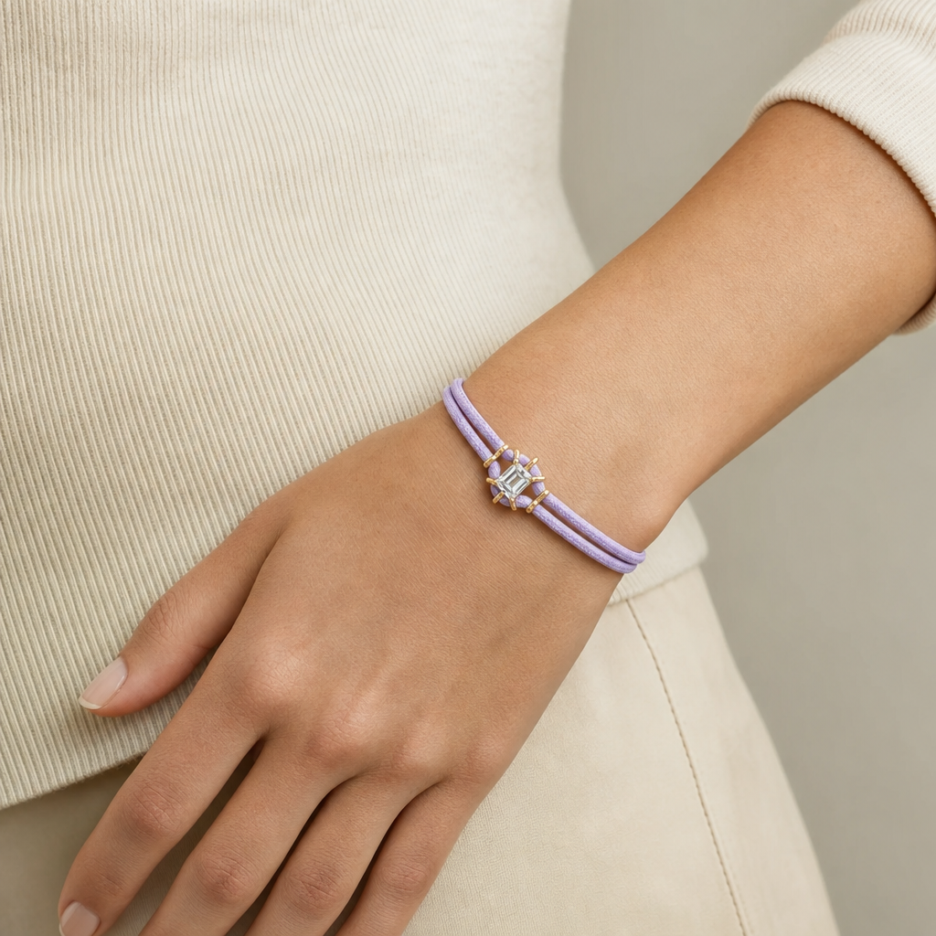 Macaron Drop Cord Bracelet - Lilac puesto en modelo - Queens Candy