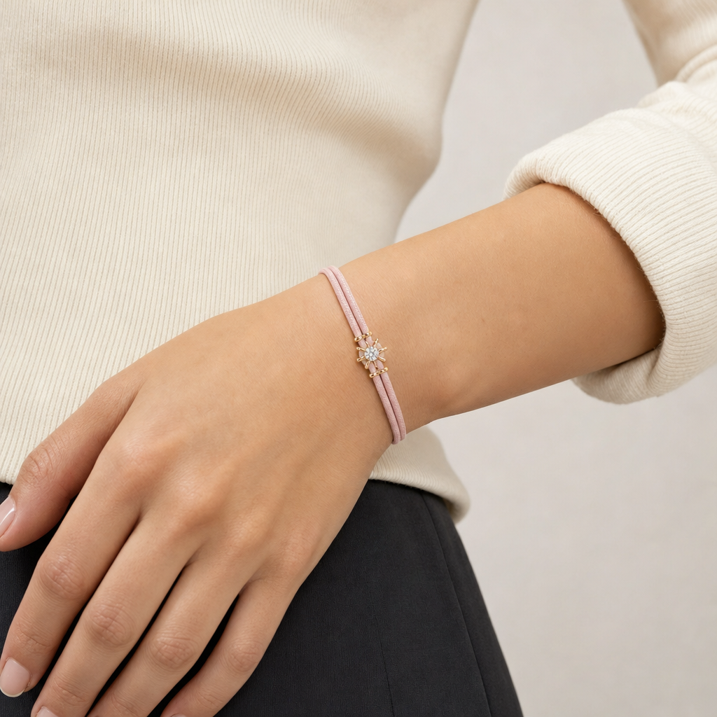 Macaron Drop Cord Bracelet - Pink puesto en modelo - Queens Candy