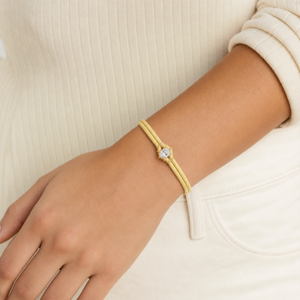 Macaron Drop Cord Bracelet - Yellow puesto en modelo - Queens Candy