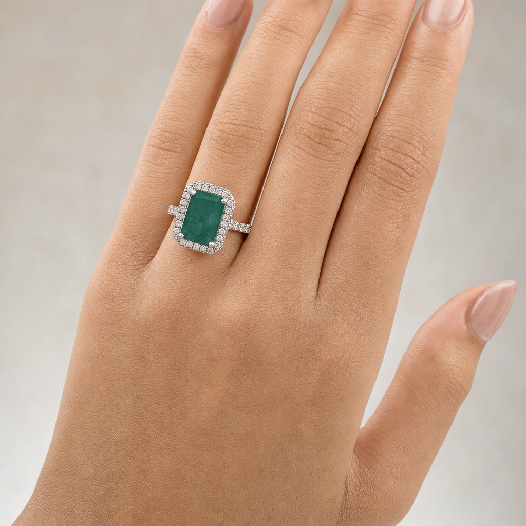 Pistachio Halo Ring - Emerald puesto en modelo - Queens Candy