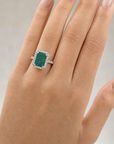 Pistachio Halo Ring - Emerald puesto en modelo - Queens Candy