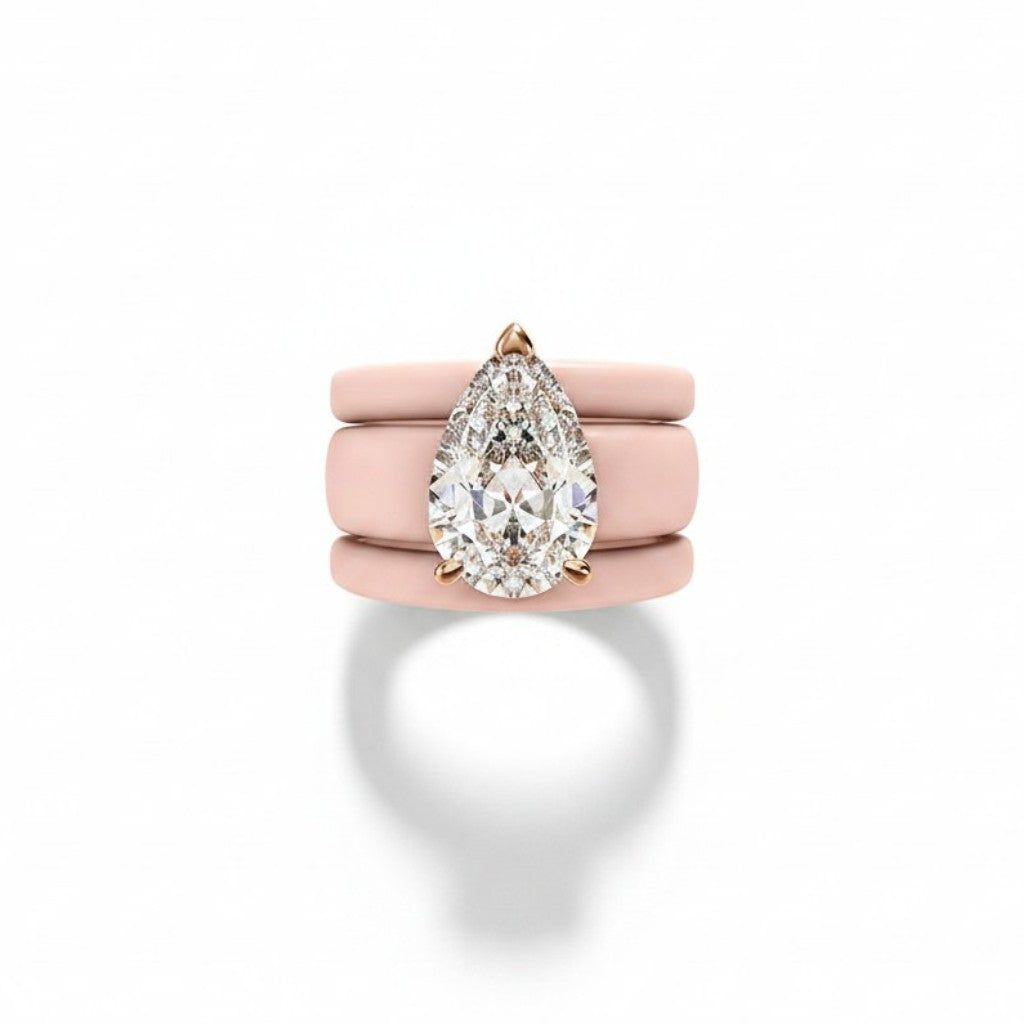 Anillo apilable Queens Candy de silicona rosa pastel con zirconia cúbica brillante en corte pera