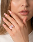 Anillo Queens Candy de silicona rosa pastel con tres aros apilados y una zirconia cúbica en corte pera en una mano