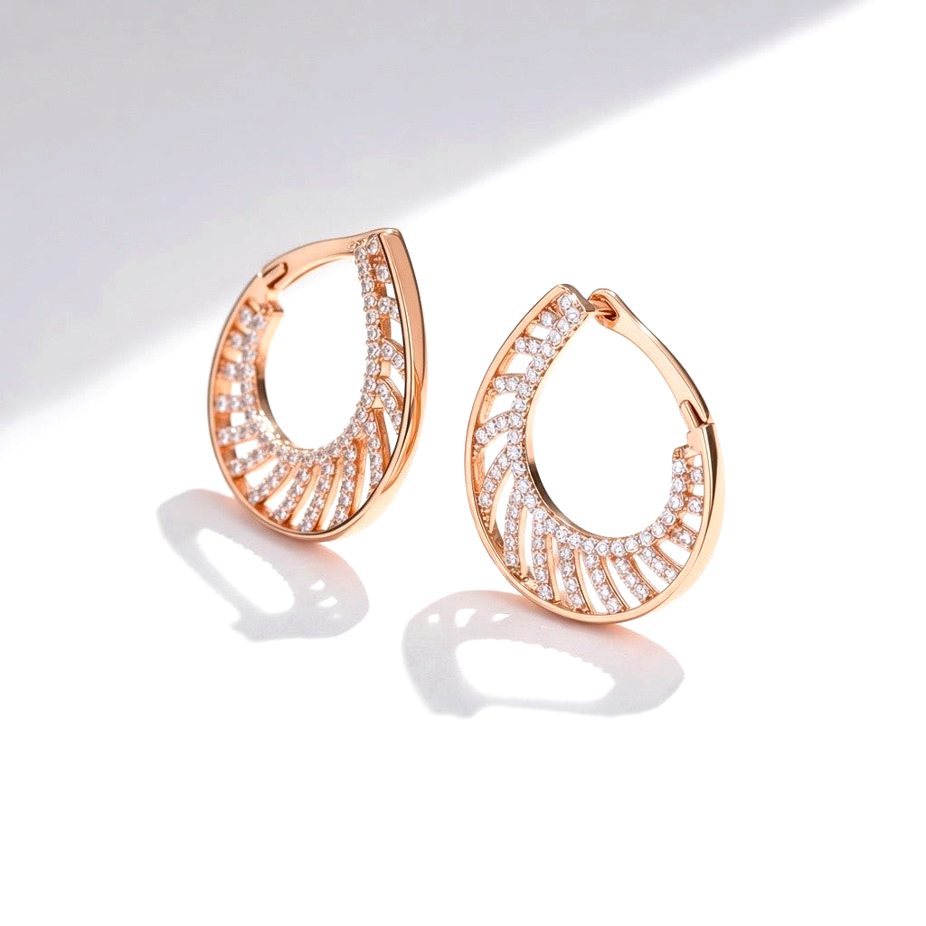 Aretes Queens Candy tipo argolla en aleación dorada con diseño calado y brillantes de zirconia cúbica