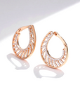 Aretes Queens Candy tipo argolla en aleación dorada con diseño calado y brillantes de zirconia cúbica