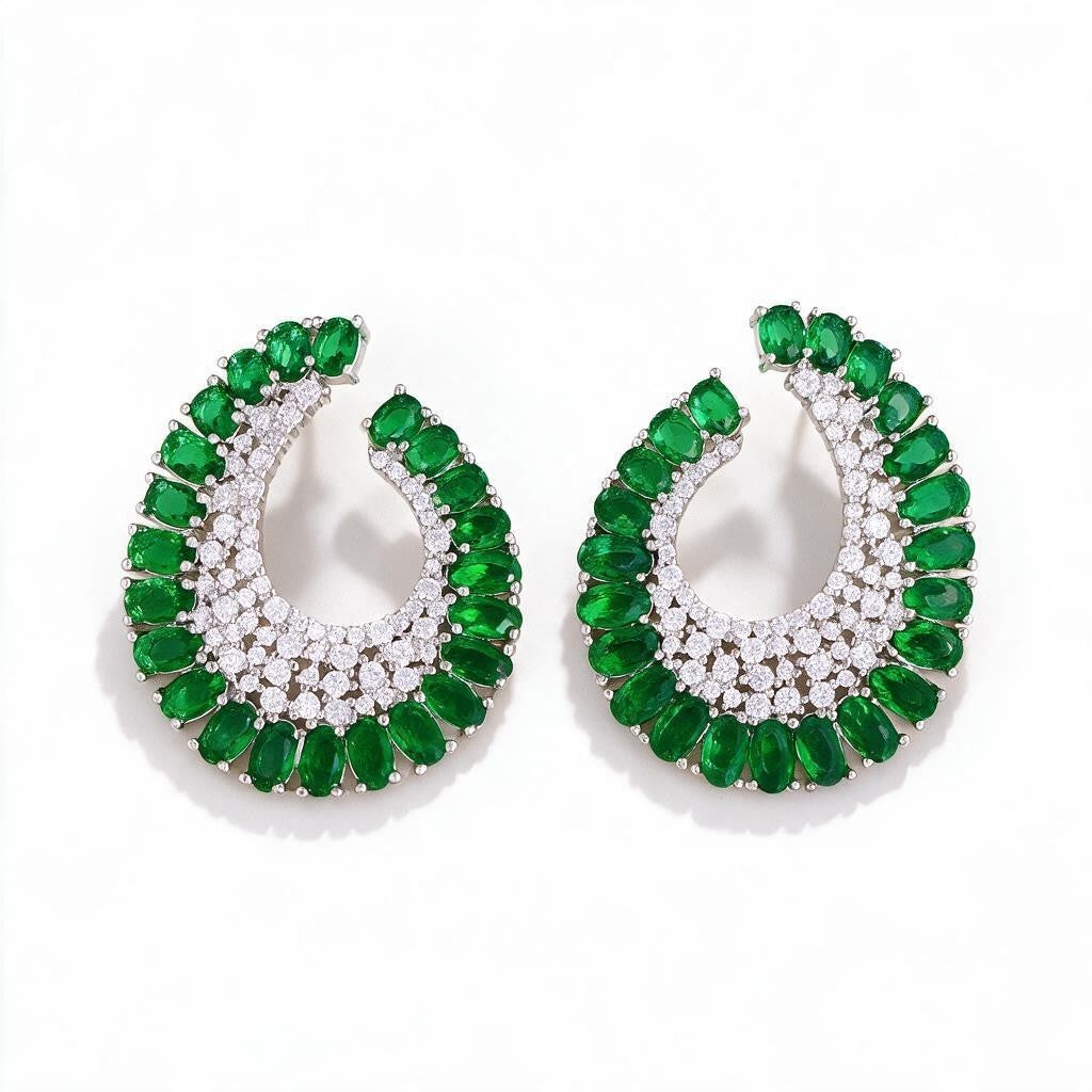 Aretes colgantes Queens Candy con zirconias cúbicas verdes y blancas en diseño geométrico vintage con baño plateado.