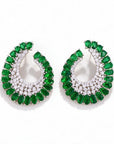 Aretes colgantes Queens Candy con zirconias cúbicas verdes y blancas en diseño geométrico vintage con baño plateado.