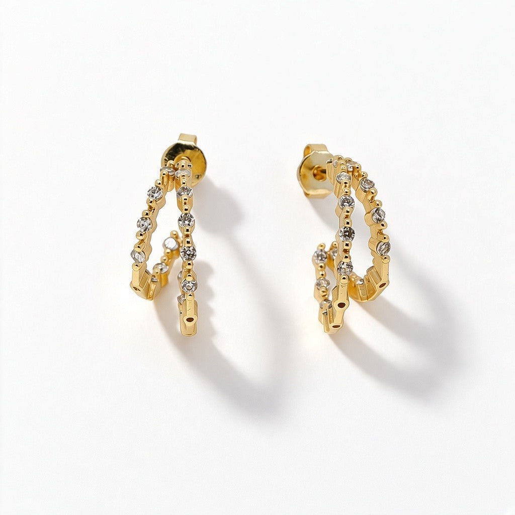Aretes Queens Candy de doble aro en cobre bañado en oro con incrustaciones de brillantes zirconias cúbicas 5A