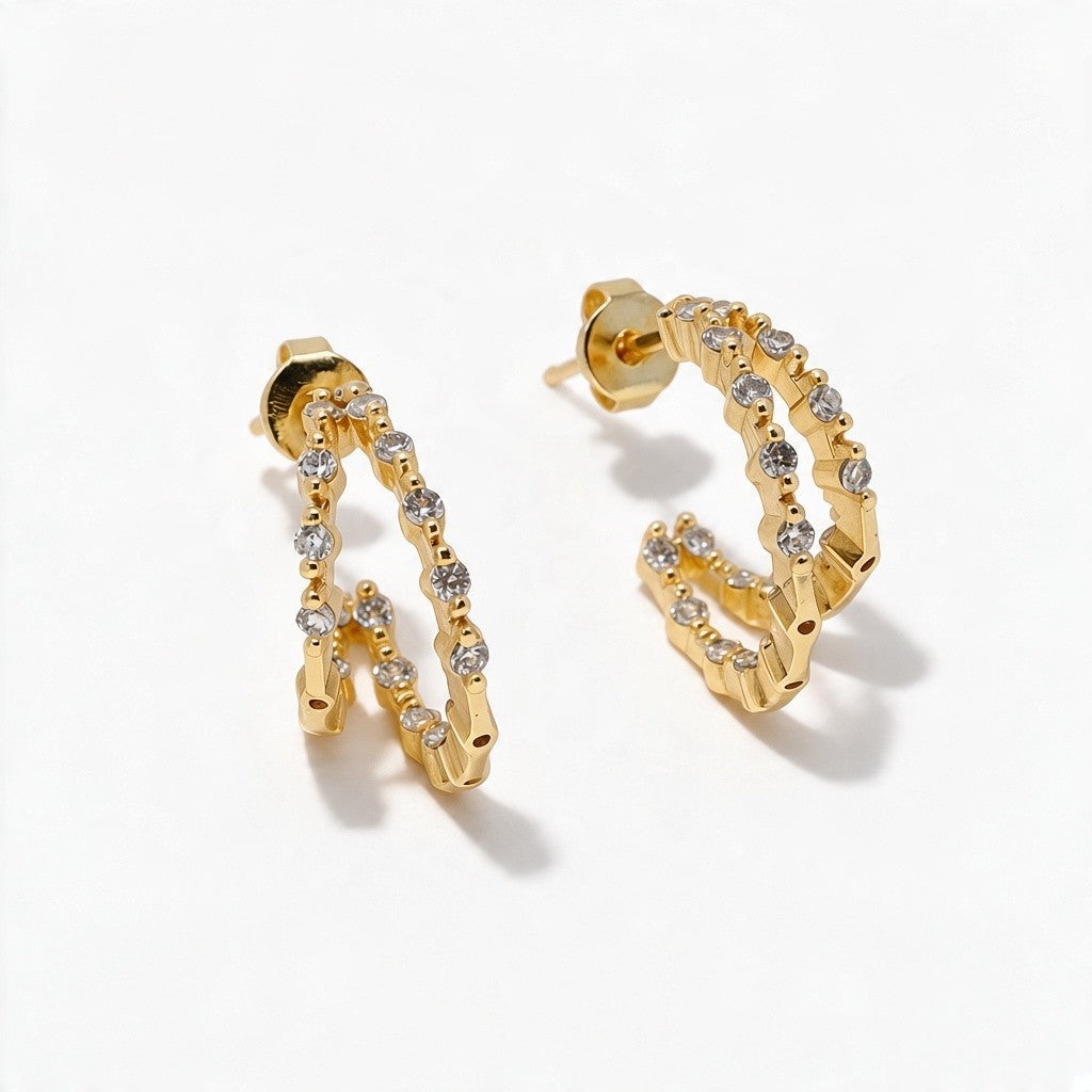 Aretes Queens Candy de doble aro en cobre bañado en oro con zirconias cúbicas brillantes en diseño circular.