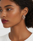 Modelo luciendo aretes Queens Candy de doble aro plateado con zirconias cúbicas brillantes en un diseño elegante