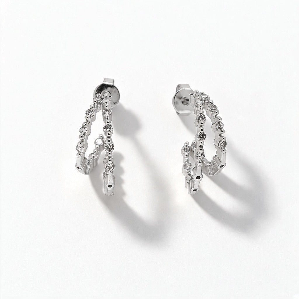 Aretes Queens Candy de doble aro en cobre plateado con zirconias cúbicas brillantes en diseño geométrico elegante