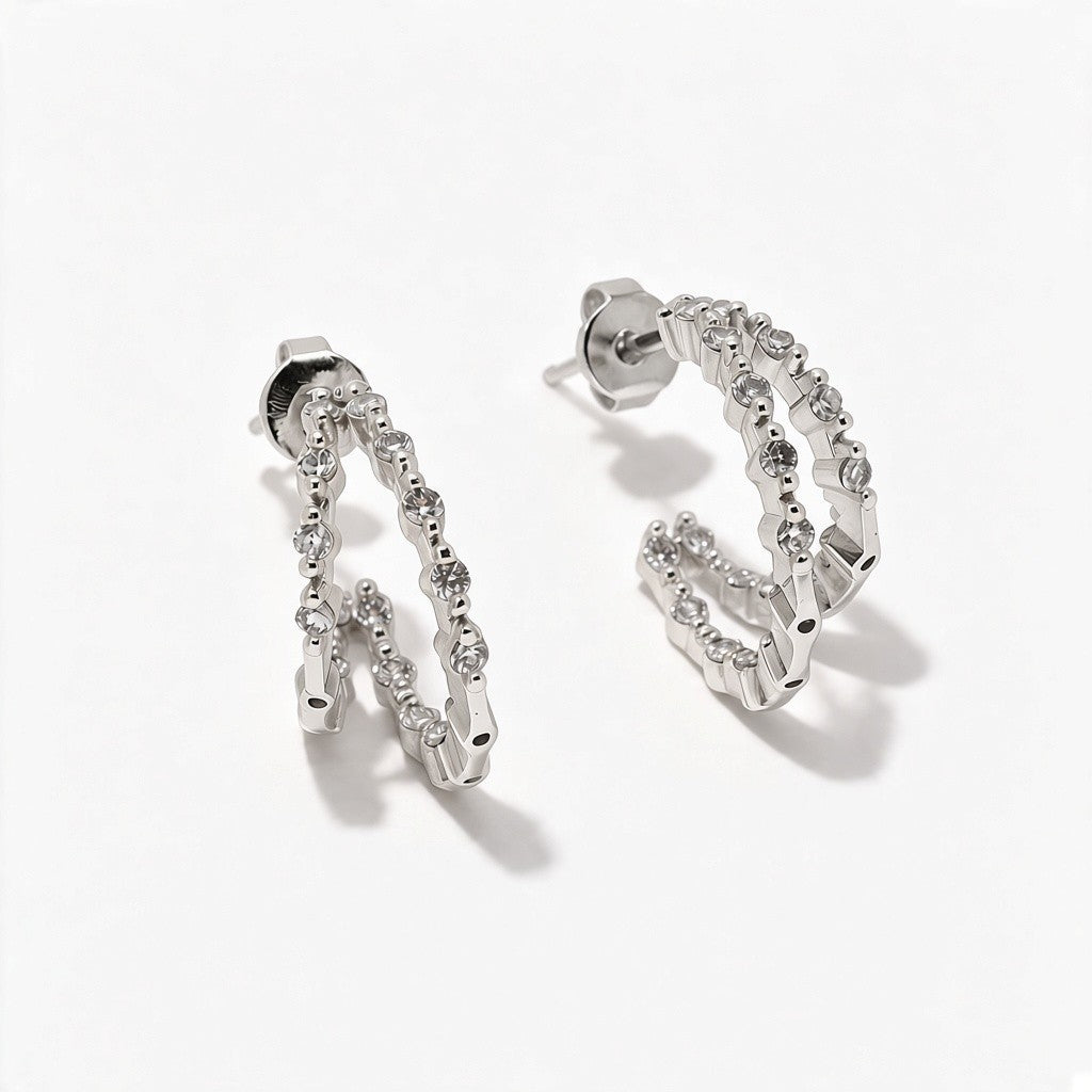 Aretes Queens Candy de doble aro en cobre plateado con zirconias cúbicas brillantes en diseño circular
