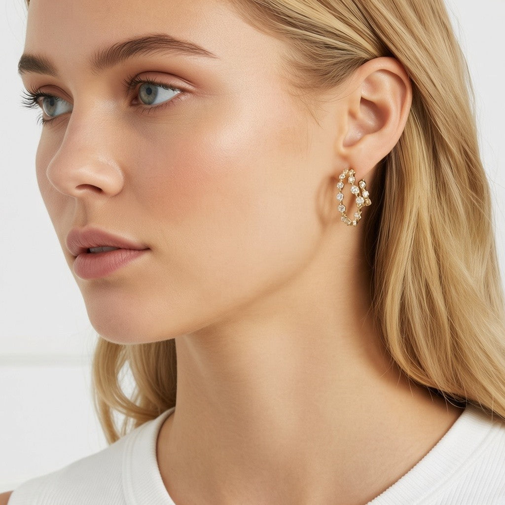 Aretes Queens Candy de doble aro en baño de oro con zirconias brillantes puestos en una modelo rubia