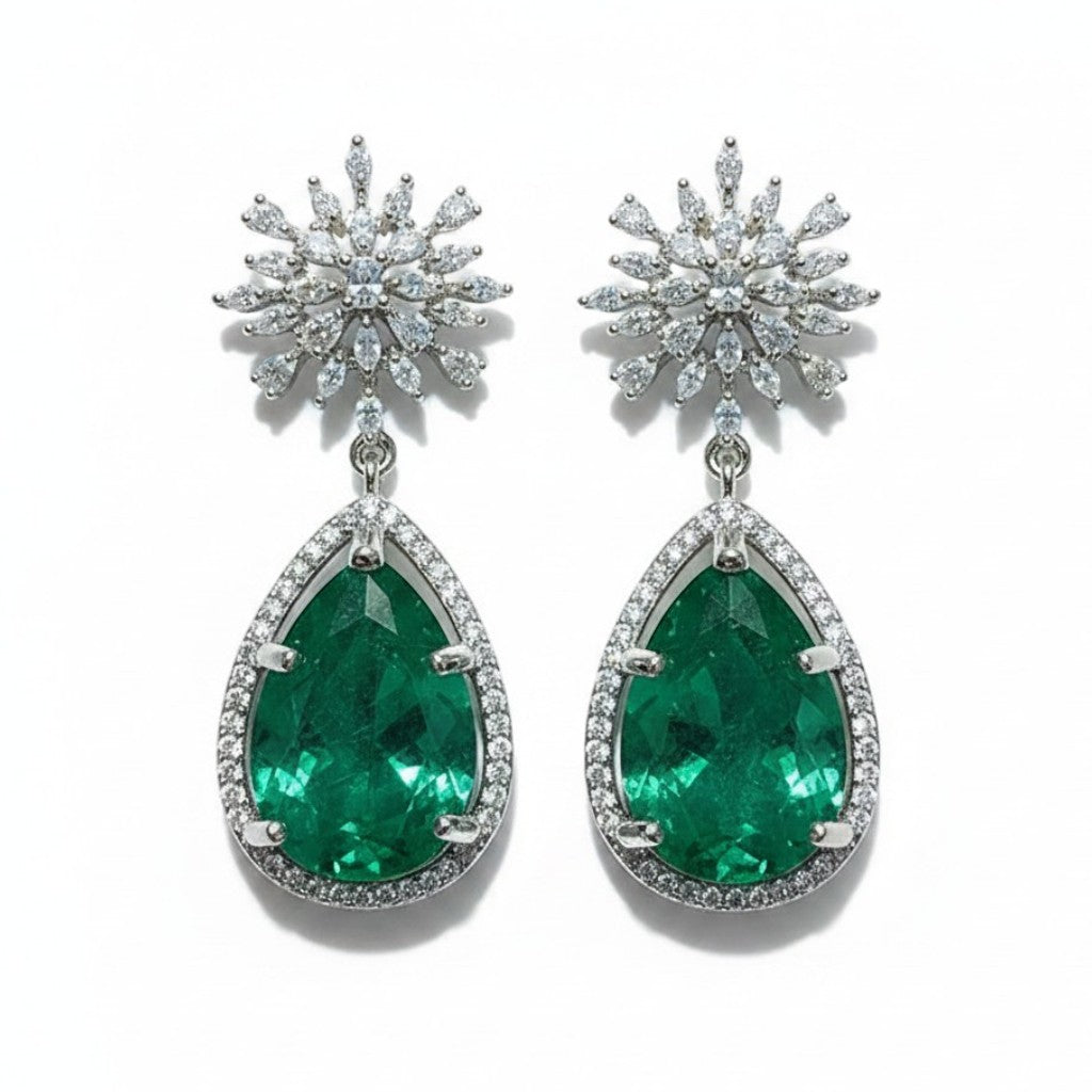 Aretes Queens Candy Bloom Drop con flor de zirconias y gota de cristal verde en baño dorado