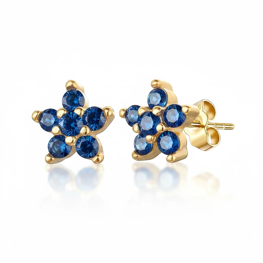 Aretes tipo stud Queens Candy con forma de flor en plata 925 bañada en oro y zirconias cúbicas azules de 5mm.