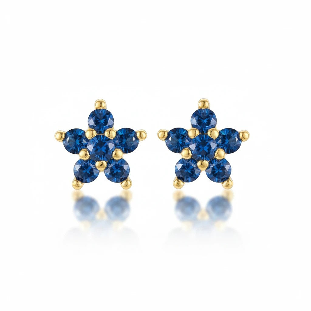 Aretes tipo stud Queens Candy con diseño de flor en plata 925 bañada en oro y zirconias cúbicas azules de 5mm