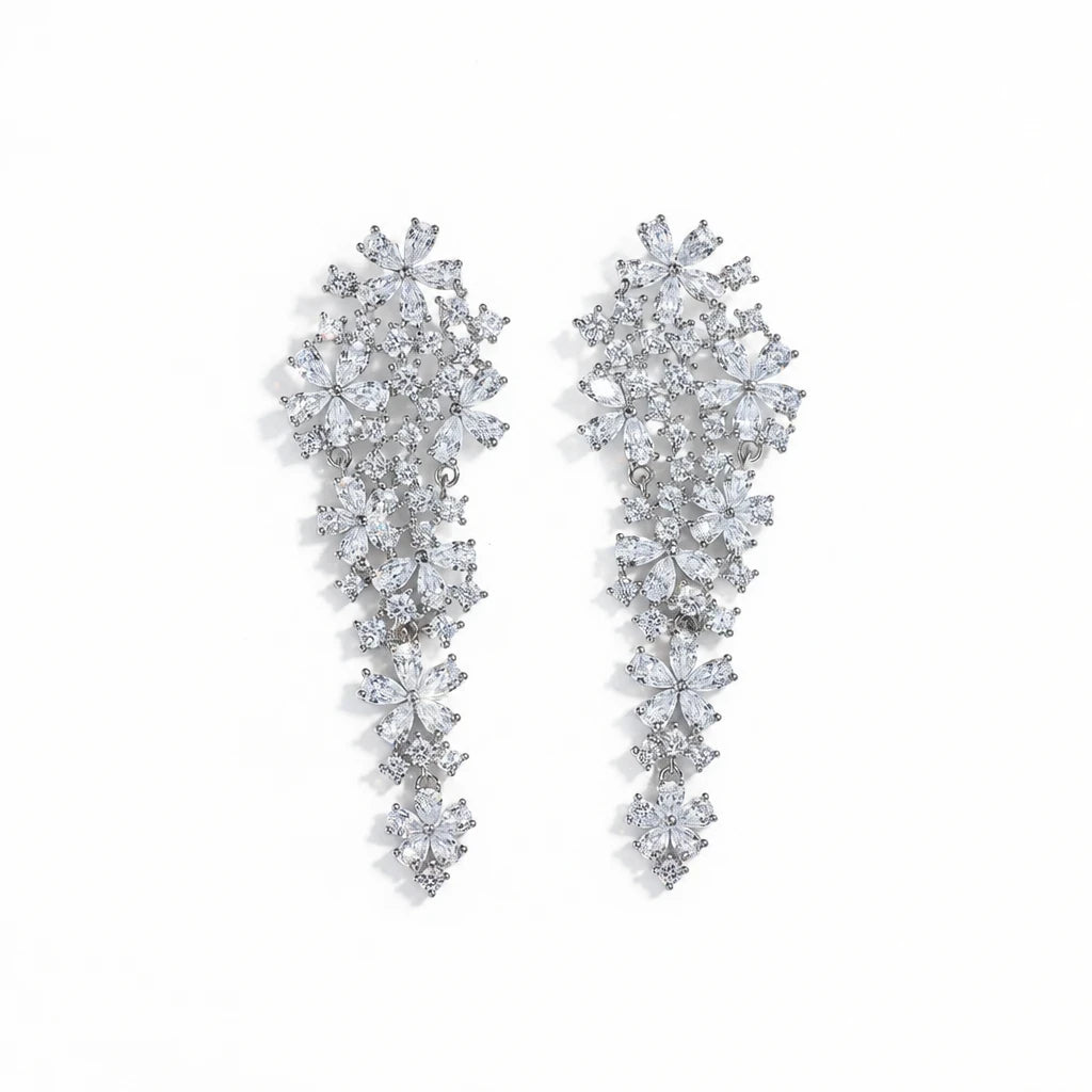 Aretes largos Queens Candy de flores con zirconias cúbicas y baño de rodio, diseño romántico para eventos elegantes.