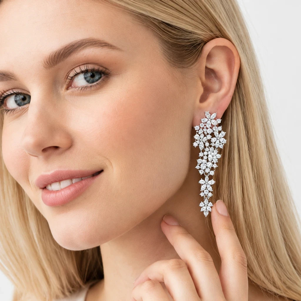 Aretes largos Queens Candy Meringue Bloom con flores de zirconias cúbicas y baño de rodio sobre modelo rubia