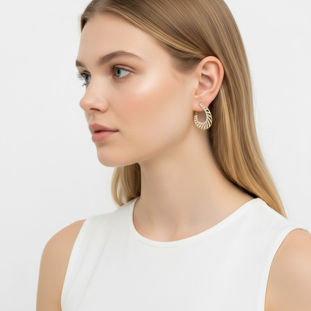 Aretes front-back Queens Candy dorados con zirconias cúbicas en diseño circular puestos en una modelo de perfil