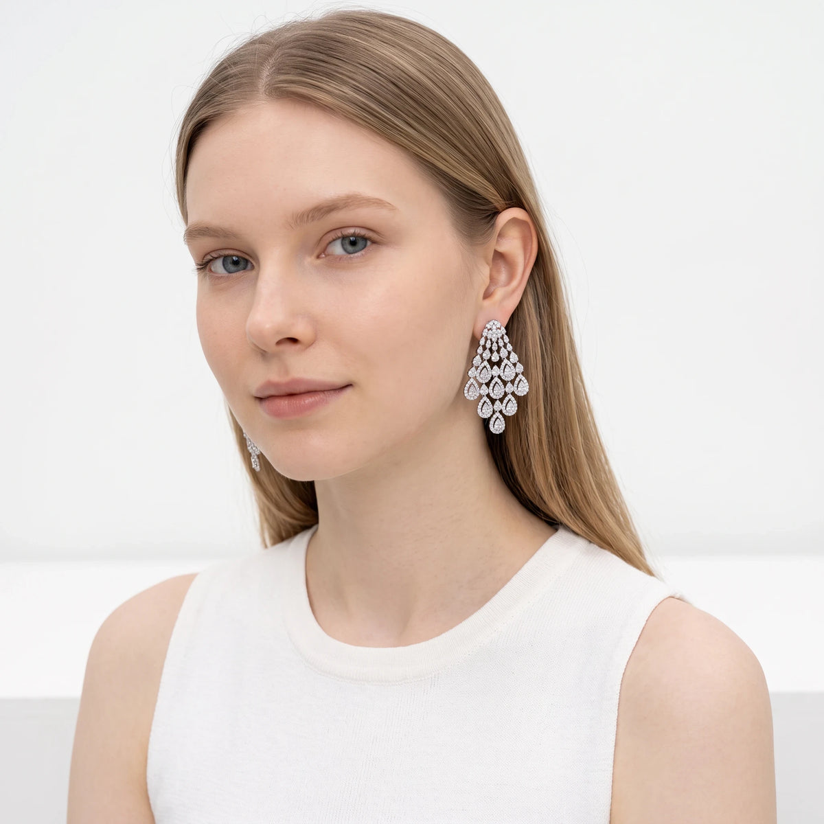 Aretes largos Queens Candy de gota con zirconias cúbicas brillantes y baño de rodio plateado sobre modelo