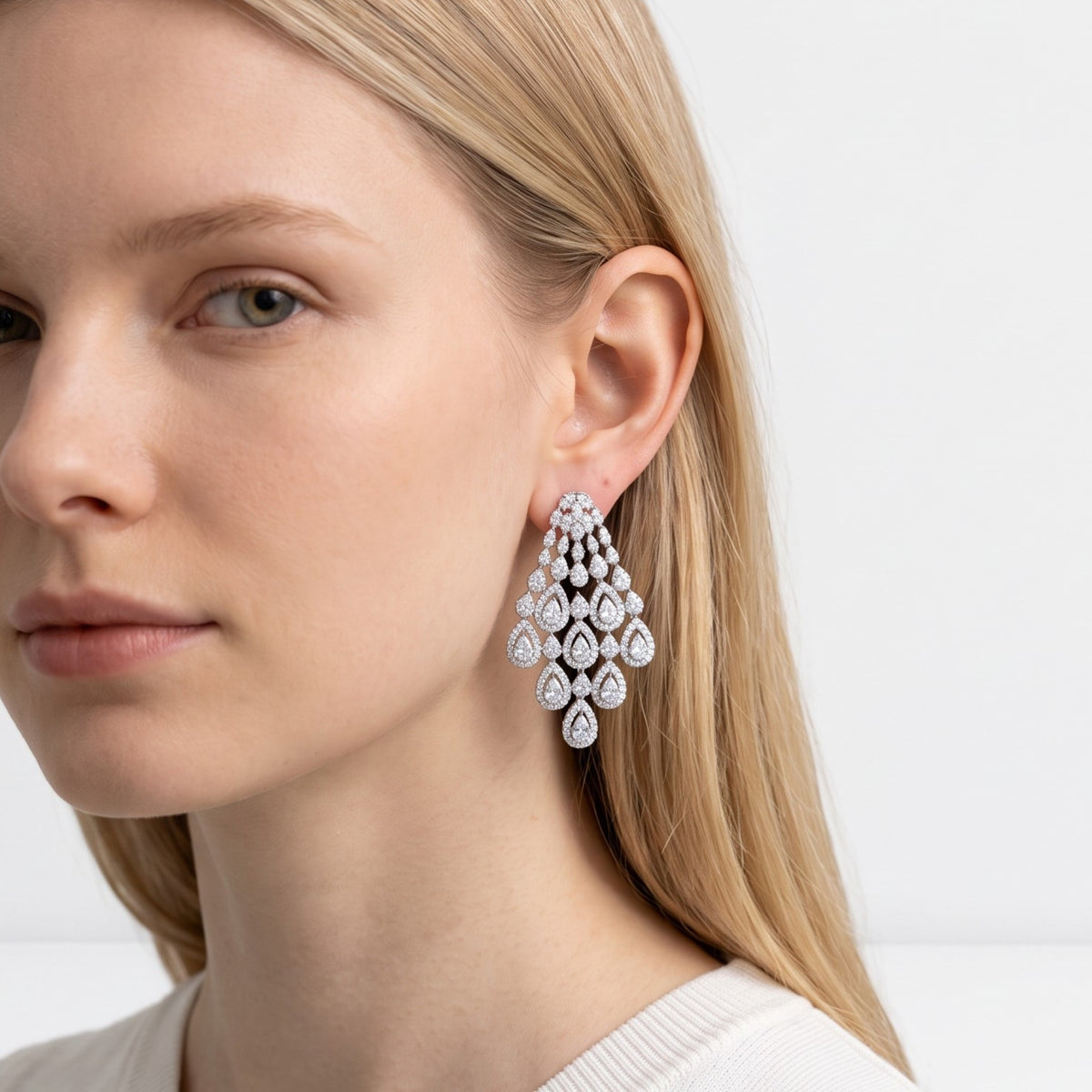 Aretes largos Queens Candy de gota con zirconias cúbicas brillantes y baño de rodio sobre modelo rubia