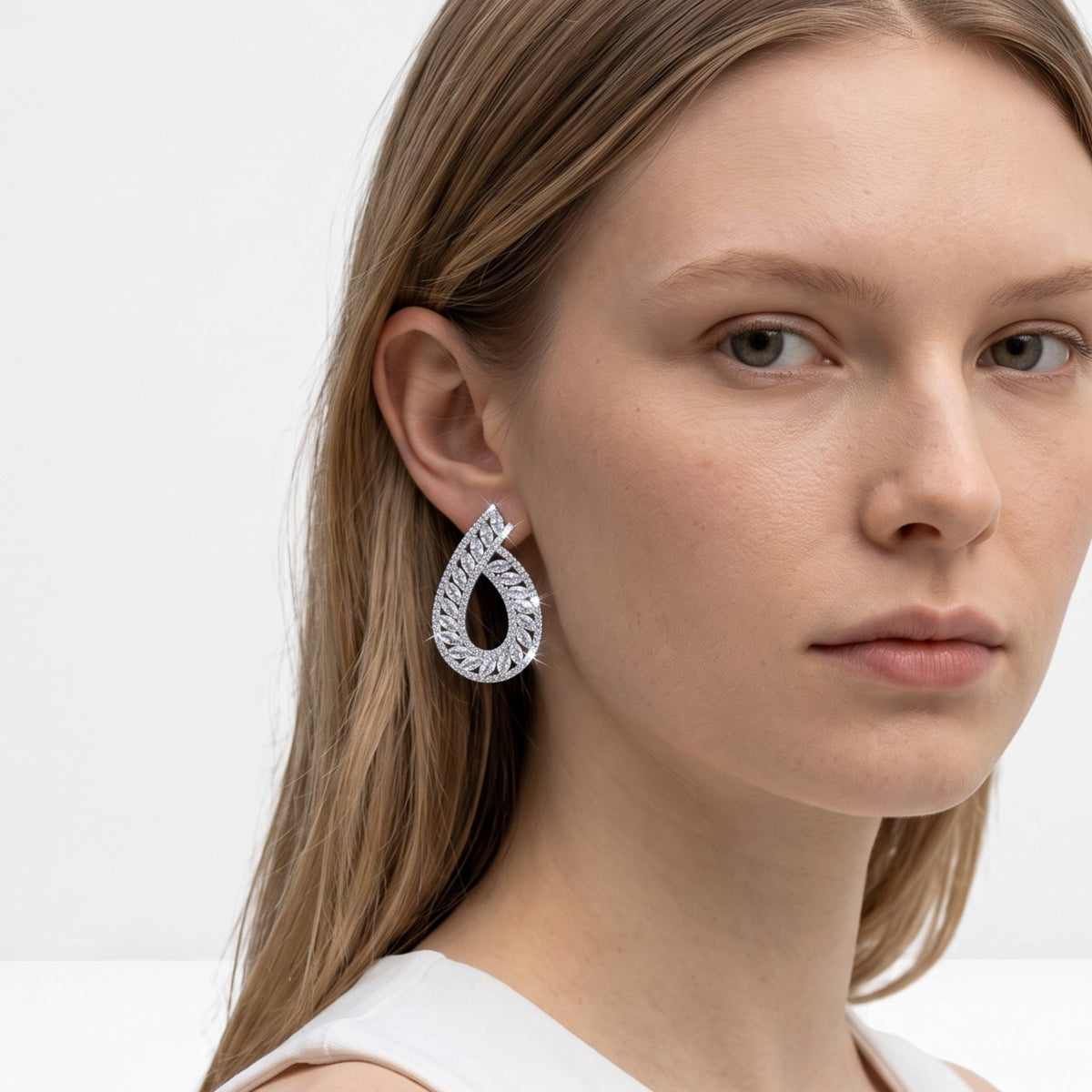 Aretes colgantes Queens Candy en forma de hoja de latón con baño de rodio y zirconias corte marquesa en modelo