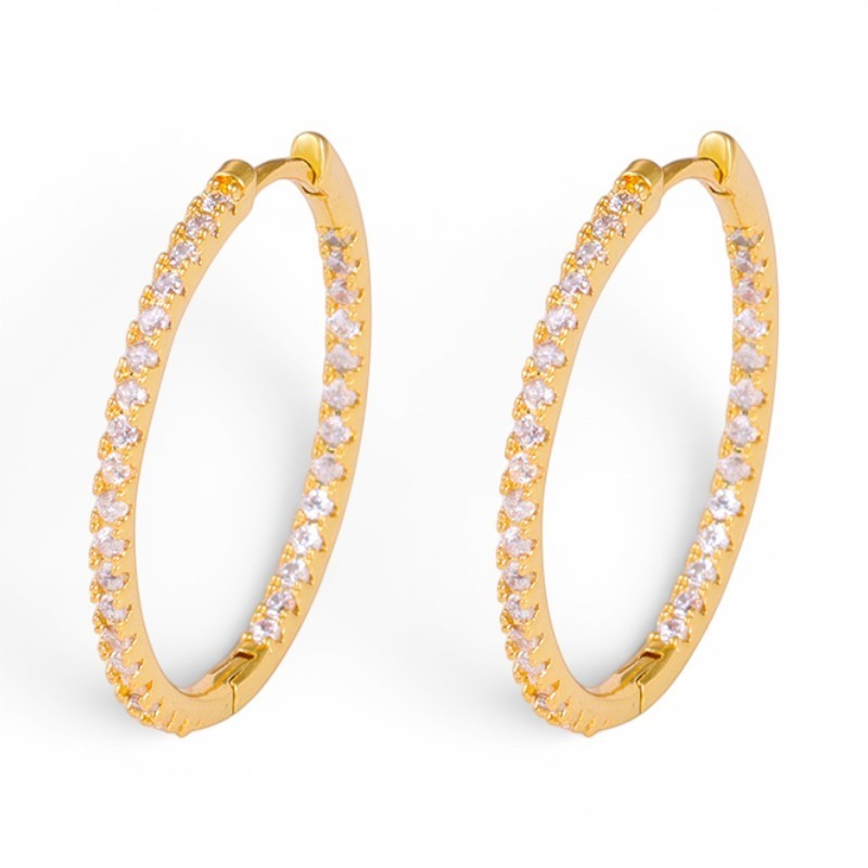 Aretes hoop Queens Candy de 26mm en cobre con baño dorado y zirconias brillantes incrustadas en todo el aro