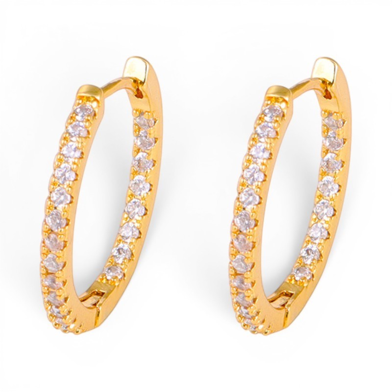 Aretes hoop Queens Candy de 19mm en cobre con baño dorado y zirconias brillantes incrustadas en todo el aro.