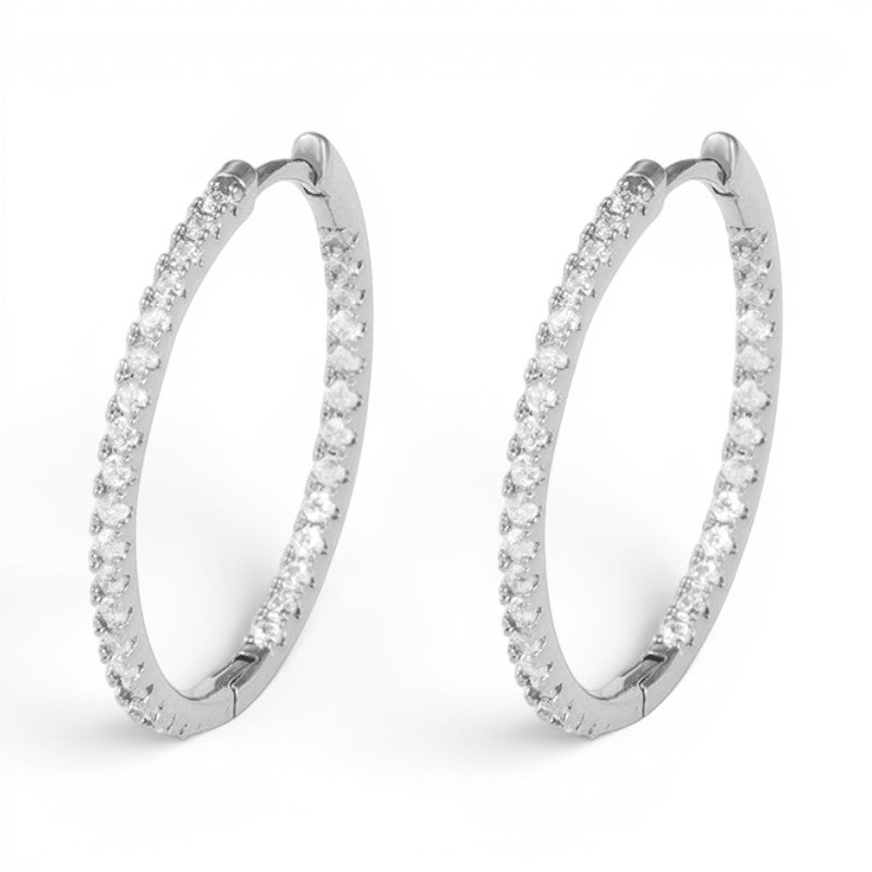 Aretes hoop Queens Candy de 26mm en cobre con baño plateado y zirconias brillantes en todo el aro.